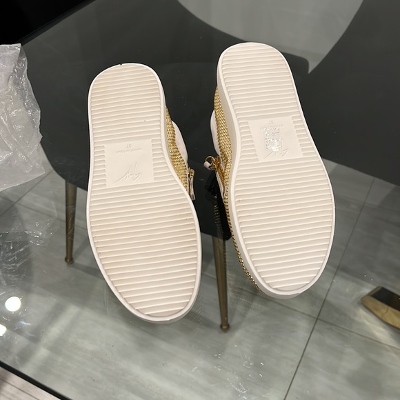 Giuseppe zanotti white with gold studded sneakers brand new never worn !!! - Picture 4 of 8